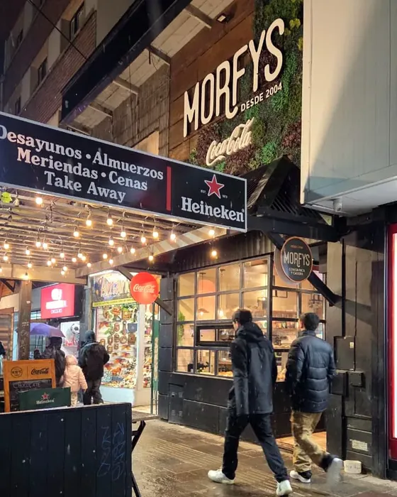 Fachada de Mitre con personas