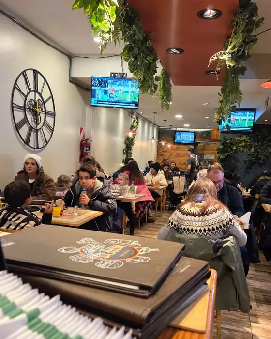 Salón de Mitre con clientes
