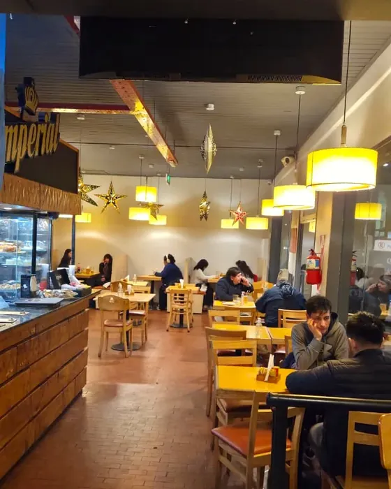 Salón de Onelli con clientes